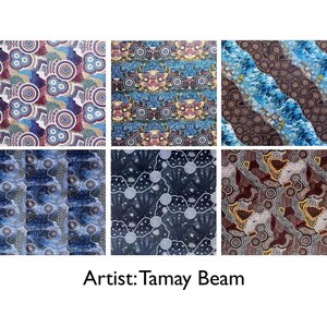 K&ouml;nnte beinhalten: Sechs Stoffmuster mit Mustern der Aborigine-Kunst. Die Designs umfassen Kreise, Punkte und organische Formen in verschiedenen Farbpaletten, darunter Blau, Braun und Rot. Der Text "Artist: Tamay Beam" befindet sich unten.