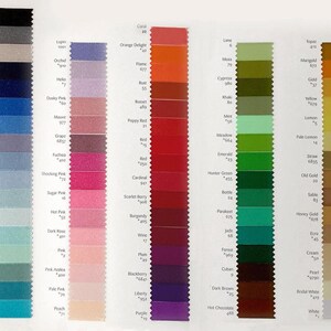 Peut inclure: Un nuancier de 100 &eacute;chantillons de tissu, chacun avec un nom et un num&eacute;ro. Les &eacute;chantillons sont dispos&eacute;s en lignes et en colonnes, avec des couleurs allant du noir au blanc.