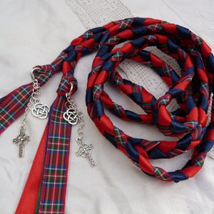 Peut inclure: Un lacet de mariage tress&eacute; en ruban rouge et bleu avec des breloques en n&oelig;ud celtique et en croix.