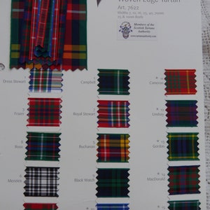 Peut inclure: Un tableau de 15 tissus &eacute;cossais diff&eacute;rents avec leurs noms et num&eacute;ros. Le tableau est intitul&eacute; "Berisfords Woven Edge Tartan Art. 7622".