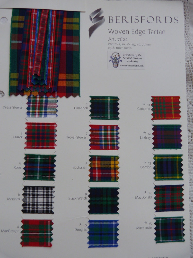 Peut inclure: Un tableau de 15 tissus &eacute;cossais diff&eacute;rents avec leurs noms et num&eacute;ros. Le tableau est intitul&eacute; "Berisfords Woven Edge Tartan Art. 7622".
