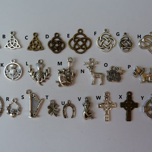 Peut inclure: Un ensemble de 26 breloques en argent et en bronze, chacune avec un design diff&eacute;rent. Les breloques comprennent des n&oelig;uds celtiques, des chardons, une harpe, un tr&egrave;fle, un fer &agrave; cheval, un cerf, un dragon, un chien, une croix et un c&oelig;ur. Les breloques sont dispos&eacute;es en ordre alphab&eacute;tique de A &agrave; Z.