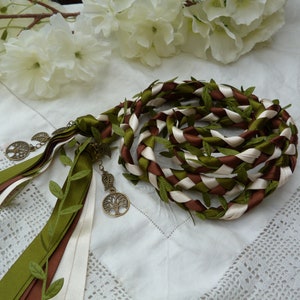 Cordelette nuptiale des bois - Vert mousse, chocolat et ivoire - avec feuilles vertes et breloques arbre de vie en bronze