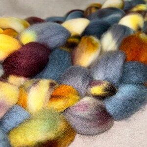 Promo code:WOOL15  Blue faced leicester PEBBLE Wool SPINNING 4oz combed top wet felt fiber arts Grey white teal touches of brown maple sugar