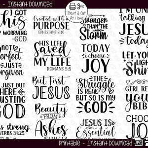 Può includere: Set stampabile in bianco e nero di 12 citazioni ispiratrici con temi religiosi. Le citazioni includono "Ce l'ho fatta", "Creato con uno scopo", "Più forte della tempesta", "Sto parlando solo con Gesù oggi", "Non perfetto, solo perdonato", "La sua vita ha salvato la mia vita", "Oggi scelgo la gioia", "Fai brillare la tua luce", "Sono solo qui a fidarmi di Dio", "Ma prima Gesù", "La lotta è reale, ma Dio anche", "Ragazza, leggi la tua Bibbia", "Lei è forte", "Bellezza dalle ceneri", "Gesù è essenziale", "Scegli la gioia".