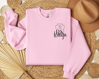 Broderad t-shirt för sjuksköterska – Personlig t-shirt med namn från sjuksköterska, handsydd skjorta för sjuksköterska, present till sjuksköterska, t-shirt för medicinsk personal