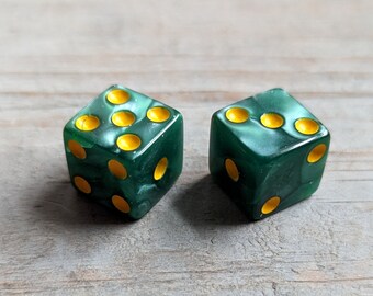 Grüner Würfel mit goldenen Punkten 2 marmoriertem Swirl Design Standardgröße 16mm Squared Corners Six Sided 2 Die