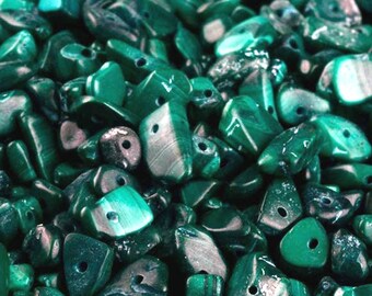 Malachite naturelle Perles percées à la chute Copeaux Pierre verte Assortiment Mixte 5-8 mm Tailles Lot d’approvisionnement en vrac 50 pc Set