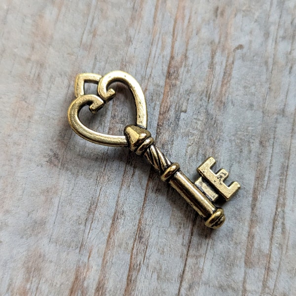 1 Skeleton Key Antiqued Brass Heart Shape Steampunk Vintage Style Wedding Decorations Charm Rustic Pendant Jewelry Scrapbooking 45mm