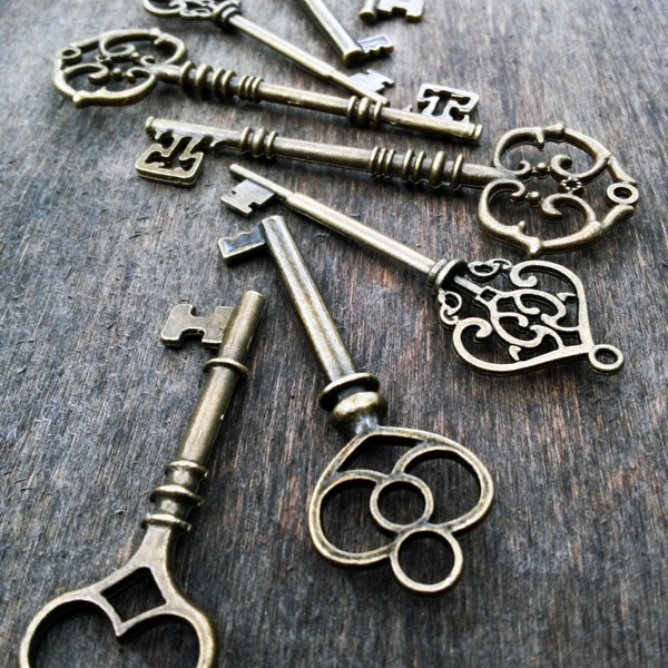 Large Skeleton Keys Assorted Mix 8 Keys Antiqued Bronze Rustic pendants steampunk vintage old style bulk lot wedding size 2.4 - 3.25 inches