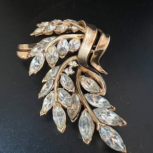 Trifari Signed Pat Pend Elegant Gold Tone Crystal Rhinestone Brooch