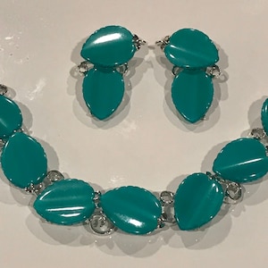 Signed Lisner  Thermoset  Green Bracelet and  Earrings