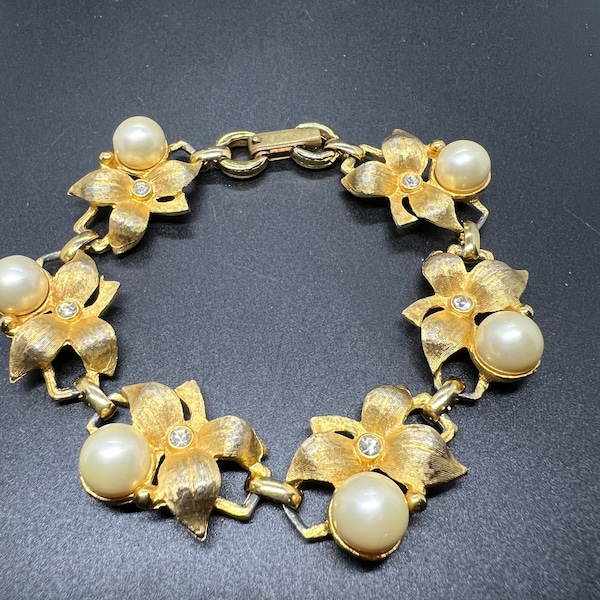 Judy Lee Signed Gold Tone Faux Pearl Bracelet