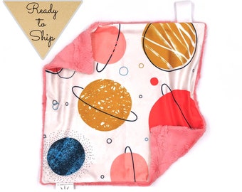 Manta de peluche - FUERA DE ESTE MUNDO - Manta de peluche para bebé - Manta de seguridad - Regalo para bebé - Manta de peluche para niña - Manta de peluche rosa - Manta para bebé - Espacio exterior - Planetas
