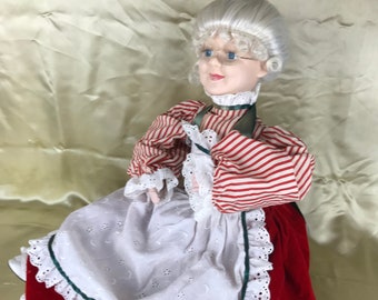 Mrs Claus, Sitting, Moves Her Arms and Head. Vintage and Rare.