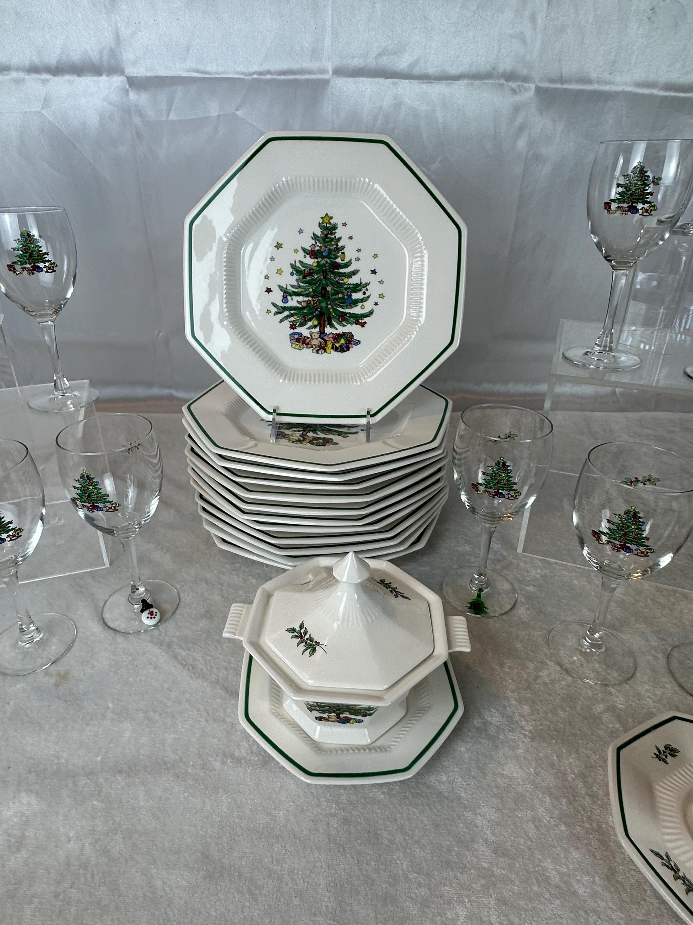 Nikko Christmastime Dinnerware Set for 12. Includes Dinner Plates