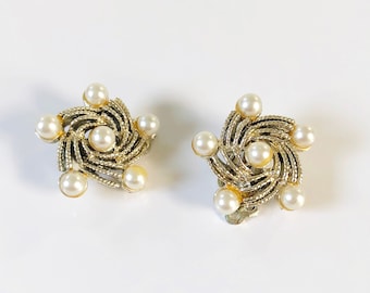 Vintage 60s Gold Tone Faux Pearl Starburst Clip On Earrings