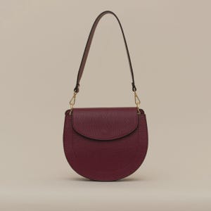 Bordeaux Leder Umhängetasche – Kleine Runde Schultertasche für Damen – Italienische Kalbsleder Handtasche – Luna Flap Purse von Vilanera
