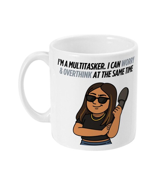 Multitasker-Becher - Lustiges Desi-Geschenk - Überdenkende Tasse - Desi-Meme-Tasse - Besorgnis erregende südasiatische Tasse - Braune Mädchen-Tasse - Scherztasse