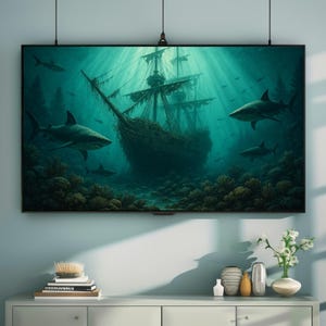 Puede incluir: Una obra de arte enmarcada que representa una escena submarina con un barco hundido y tiburones. La obra utiliza una paleta de colores turquesa y azul, con luz solar filtrándose a través del agua. El barco está en el centro, rodeado de tiburones y corales.