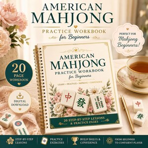Könnte beinhalten: Ein spiralgebundenes American Mahjong Übungsheft für Anfänger mit cremefarbenem Einband, Blumenillustrationen und drei Mahjong-Spielsteinen. Der Text lautet American Mahjong Practice Workbook for Beginners, Learn Practice Improve Confidence und 20 Step-by-Step Lessons & Practice Pages.