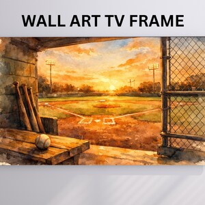Może przedstawiać: Akwarela przedstawiająca boisko do baseballu o zachodzie słońca. Grafika przedstawia drewnianą ławkę z kijami do baseballu i piłką. Tekst "WALL ART TV FRAME" znajduje się u góry. Pole jest w oddali, z ogrodzeniem z siatki po prawej stronie.