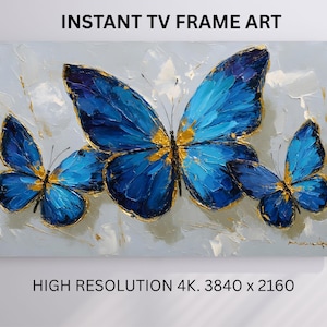 Puede incluir: Una pintura al óleo con tres mariposas azules con detalles dorados sobre un fondo gris claro. La obra de arte está etiquetada como "INSTANT TV FRAME ART" y "HIGH RESOLUTION 4K. 3840 x 2160". Las mariposas tienen pinceladas detalladas.