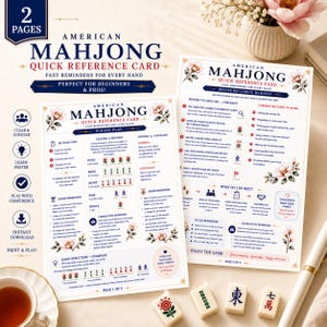 Può includere: Due schede di riferimento rapido per il Mahjong americano, bianche con testo blu e illustrazioni floreali. Le schede includono sezioni per strutture delle mani, liste di controllo ed errori comuni, esposte accanto a una penna e tessere mahjong.