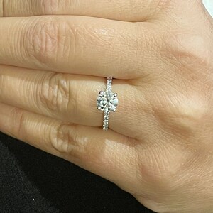 Anel de noivado com corte redondo de moissanita e diamantes naturais em ouro branco sólido minimalista de 14K, conjunto de garras, anel de casamento para ela 1,45