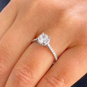 Anel de noivado em ouro branco maciço 14k com centro de moissanita e laterais em corte redondo, anel de casamento em filigrana para ela, anel de noivado de 1,35 ct