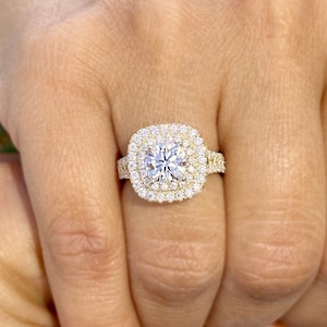 Cushion And Round Cut Diamond Engagement Ring IGI Certified Double Halo Women&#39;s 14k Solid Yellow Gold Bridal Halo Wedding Ring 3.00ct F-VS2