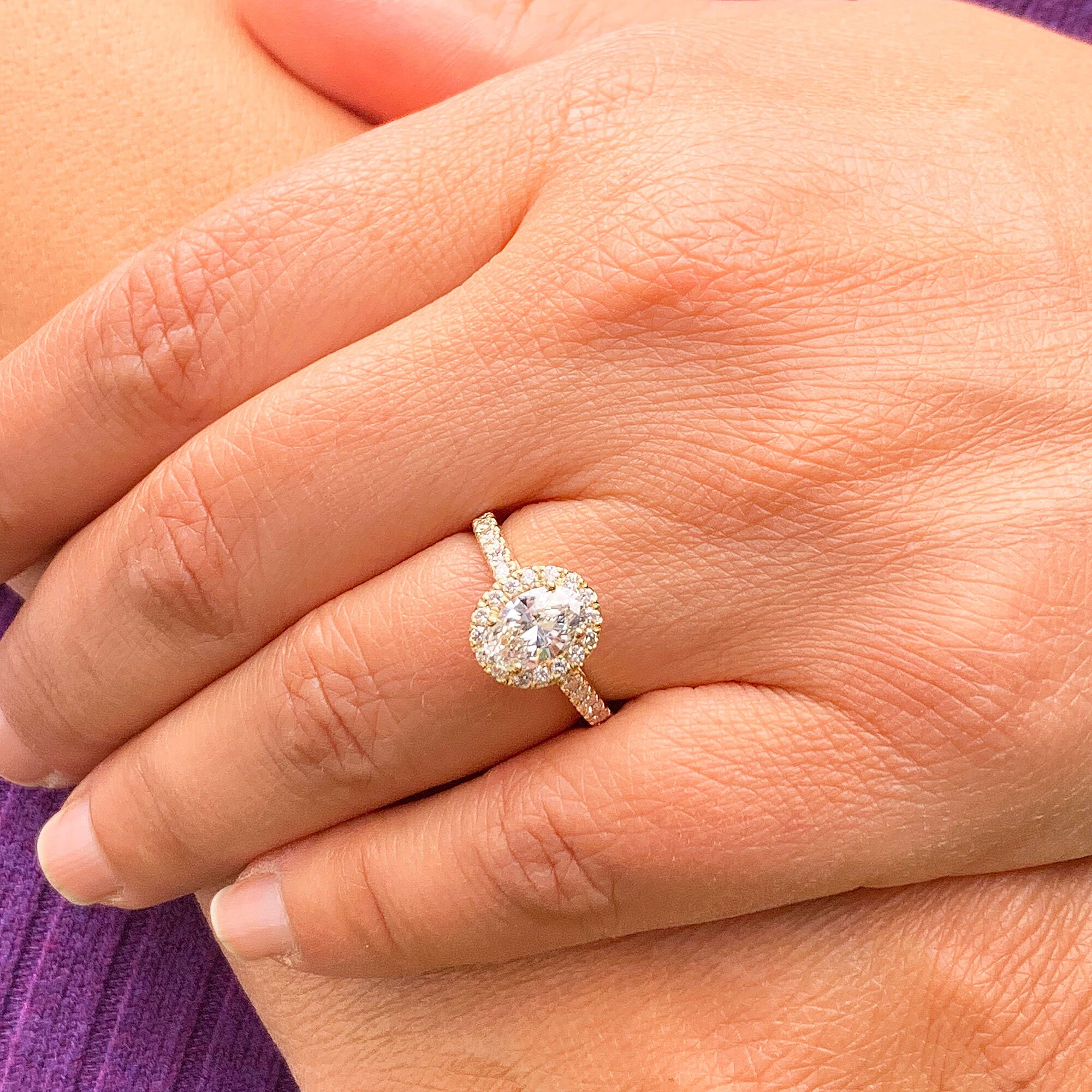 Anillo de compromiso de moissanita de corte ovalado con halo