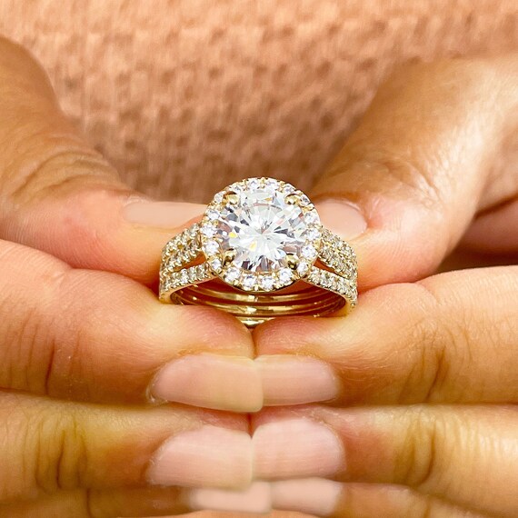 Anillo de compromiso de diamante de corte redondo de oro amarillo