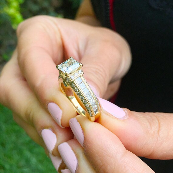 Anillo de compromiso con diamantes de talla princesa en el centro - Main Image