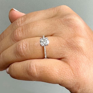Anel de moissanita com corte redondo e laterais com corte redondo Anel de noivado Ouro branco sólido 14k Anel de aniversário de casamento Meia eternidade Minimalista 1,35ctw