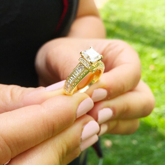 Anillo de compromiso con diamantes de talla princesa en el centro