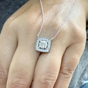 ラウンドカット CVD ダイヤモンドペンダントとチェーン 彼女へのブライダルウェディングギフト フィリグリーハロー 上品な 14k ソリッドホワイトゴールドネックレスとチェーン 0.95ctw