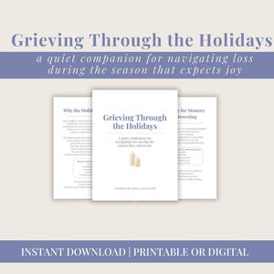 Puede incluir: Una descarga digital titulada "Grieving Through the Holidays". La portada presenta el título y el subtítulo: "un compañero silencioso para navegar la pérdida durante la temporada que espera alegría". La imagen incluye tres páginas con texto y un gráfico de dos velas.