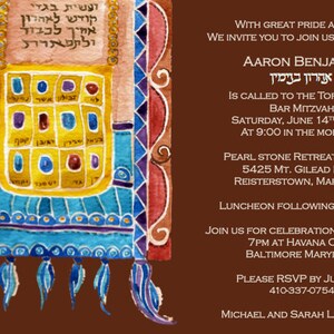 Puede incluir: Una invitaci&oacute;n a una Bar Mitzvah con una ilustraci&oacute;n colorida de un chal de oraci&oacute;n jud&iacute;o. La invitaci&oacute;n es para Aaron Benjamin e incluye la fecha, la hora y el lugar del evento. Tambi&eacute;n incluye informaci&oacute;n sobre un almuerzo y una cena de celebraci&oacute;n.