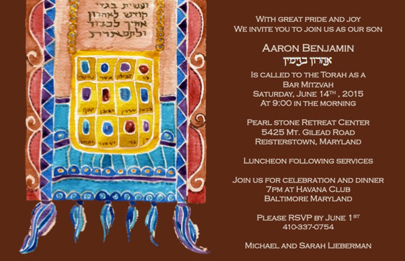 Puede incluir: Una invitaci&oacute;n a una Bar Mitzvah con una ilustraci&oacute;n colorida de un chal de oraci&oacute;n jud&iacute;o. La invitaci&oacute;n es para Aaron Benjamin e incluye la fecha, la hora y el lugar del evento. Tambi&eacute;n incluye informaci&oacute;n sobre un almuerzo y una cena de celebraci&oacute;n.