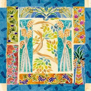 K&ouml;nnte beinhalten: Ein farbenfroher abstrakter Kunstdruck mit Patchwork-Design, das verschiedene Pflanzen und Blumen zeigt. Der Druck ist von einem blauen Rand mit wei&szlig;en Strichen umrahmt.