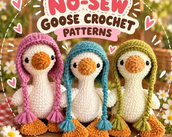 Peut inclure: Trois poupées oies blanches au crochet avec des becs et des pattes orange, portant chacune un bonnet de couleur différente en rose, bleu ou vert avec des liens tressés. L'image affiche le texte NO-SEW GOOSE CROCHET PATTERNS avec des petits cœurs.