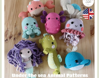 Op de afbeelding: Een verzameling van acht gehaakte zeedieren, waaronder een zeemeermin met paars haar, een roze axolotl, een groen zeepaardje, een blauwe walvis, twee kwallen, een krab en een schildpad, met de tekst Under the sea Animal Patterns.