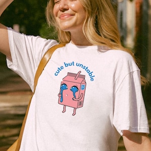 Camiseta Kawaii com Caixa de Suco | Gráfico Engraçado sobre Saúde Mental | Roupas Kawaii Femininas | Design de Camiseta Rosa Cutecore | Camiseta com Gráfico Engraçado e Engraçado PNG