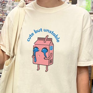 Camiseta Kawaii com Caixa de Suco | Gráfico Engraçado sobre Saúde Mental | Roupas Kawaii Femininas | Design de Camiseta Rosa Cutecore | Camiseta com Gráfico Engraçado e Engraçado PNG