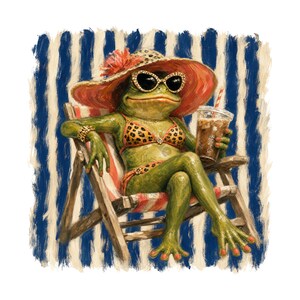 Peut inclure: Une grenouille verte portant un bikini à motif léopard, un chapeau à larges bords avec une fleur rouge et des lunettes de soleil œil-de-chat. Elle est assise sur une chaise de plage en bois rayée, tenant un gobelet en plastique avec une paille.