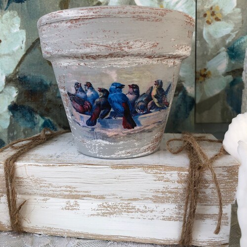 Maceta de barro estilo granja francesa, gris y blanca, con 9 pájaros azules, efecto envejecido, pintada con pintura a la tiza, de 10 o 15 cm.