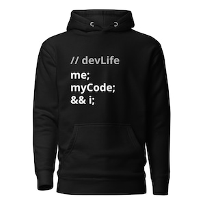 Op de afbeelding: Zwarte hoodie met een voorzak en een capuchon met trekkoord. De tekst "// devLife me; myCode; & i;" is in het wit gedrukt. Een casual, comfortabel kledingstuk voor dagelijks gebruik.