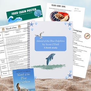 Op de afbeelding: Educatief materiaal, waaronder een boekstudiegids voor "Island of the Blue Dolphins" van Scott O'Dell, een voedselketenposter en een kompasdiagram. De items zijn gerangschikt op een zanderige ondergrond met een blauwe oceaanachtergrond.