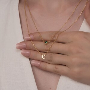 Collar con inicial de piedra de nacimiento personalizado para regalo de cumpleaños, collar con letras en capas de oro de 14 quilates con piedra preciosa, dije de piedra de nacimiento de plata para ella